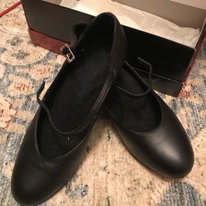 Capezio 1 1/2” heel leather Character Shoes 551